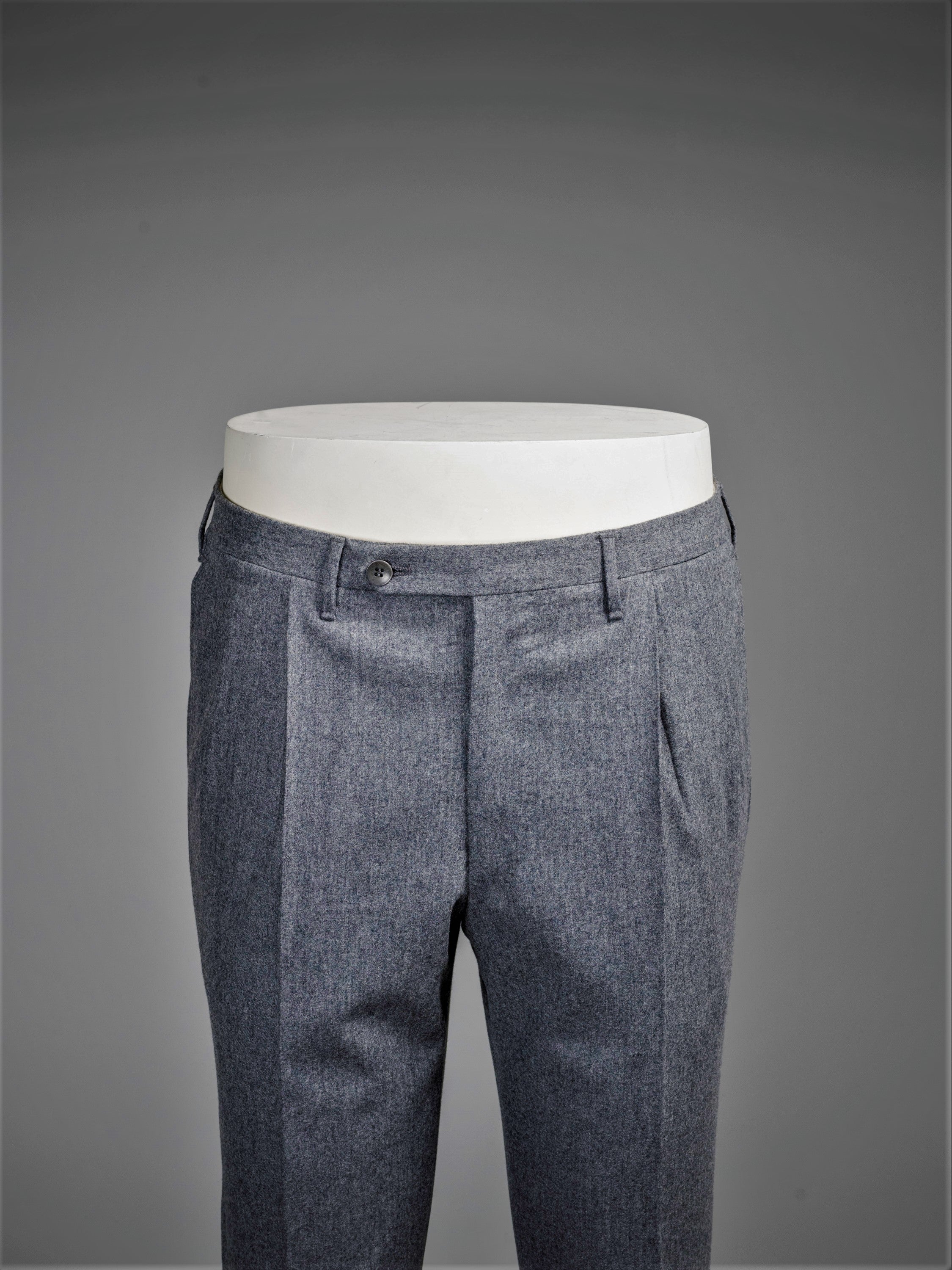 Pantaloni in flanella di lana colore grigio medio dal taglio regolare